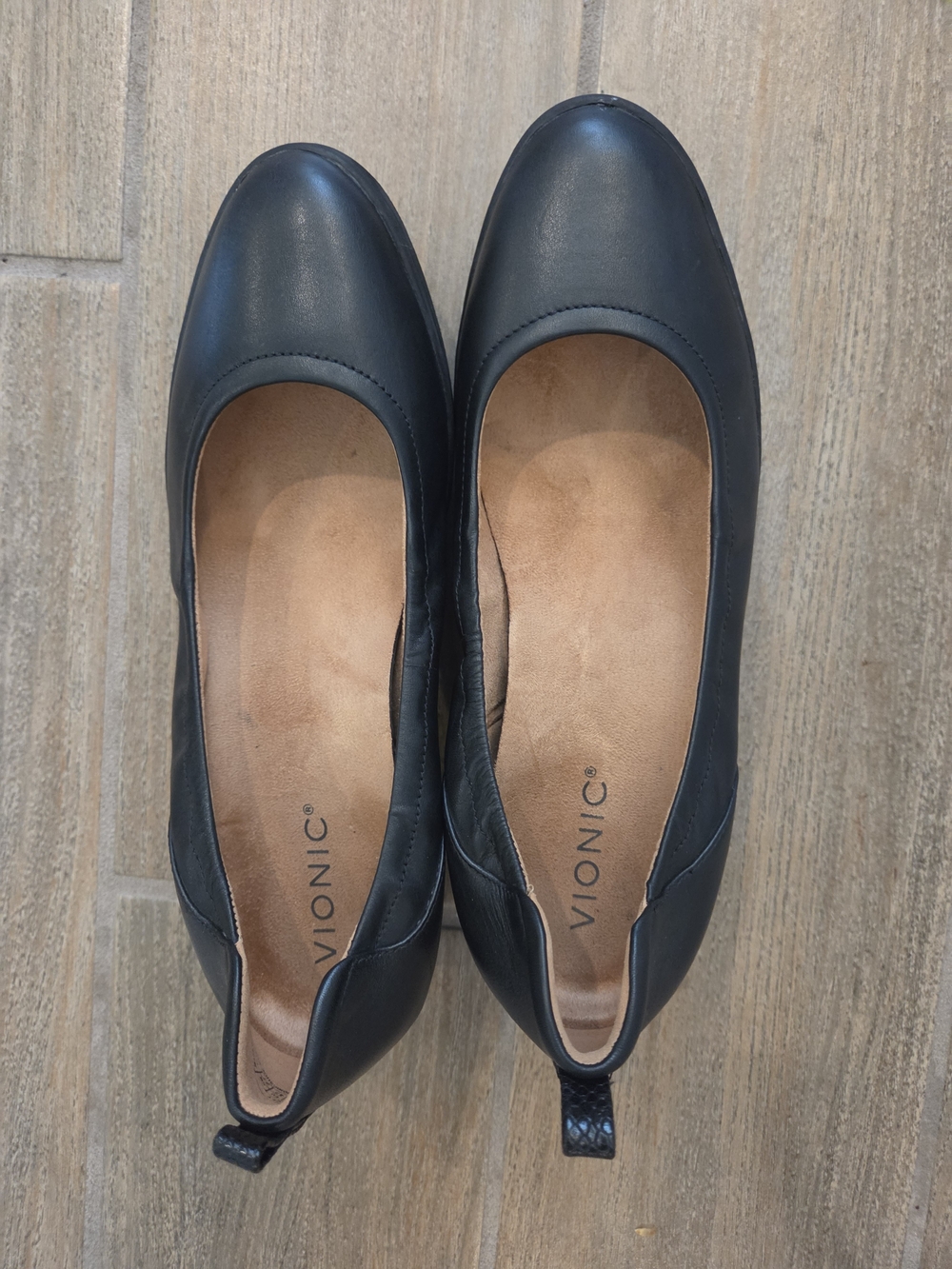 Vionic Black Leather Round-Toe Slip-On Flats Size 10 - Picture 1 of 3